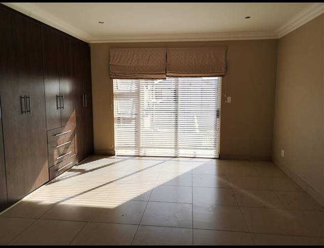 4 BEDROOM TOWNHOUSE FOR SALE IN LILYVALE S H